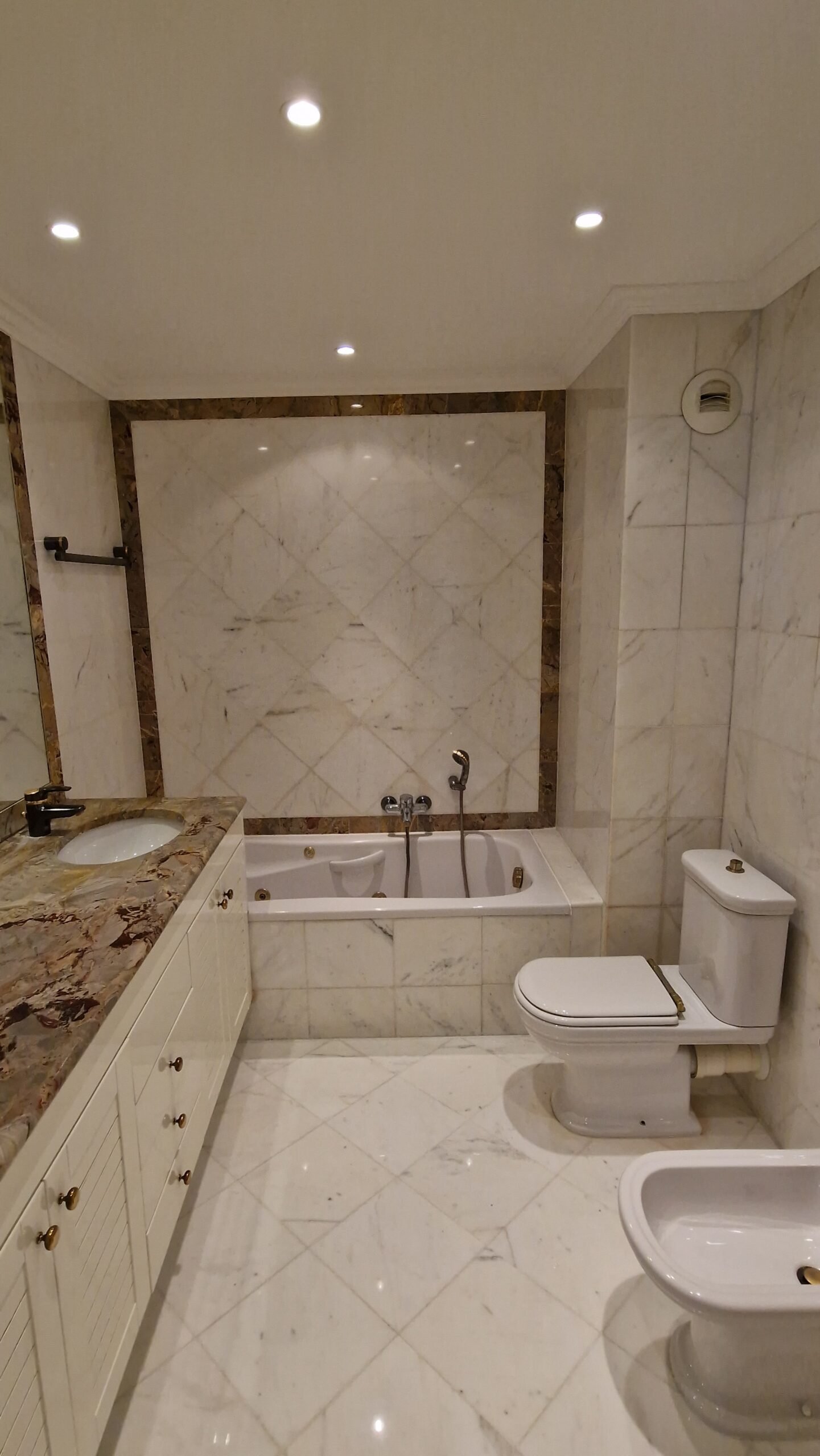 Revetement deco salon beton Mougins - Sud Artiste Rénovation